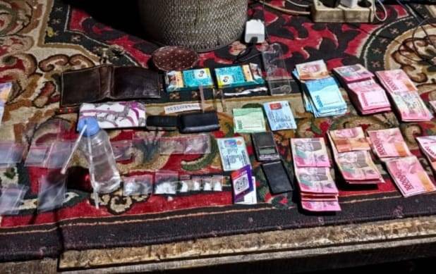 Deninteldam_Tuanku_Tambusai_Bongkar_Peredaran_Sabu _Gudang_BBM_Solar_di_Mandau_bukti.jpg
