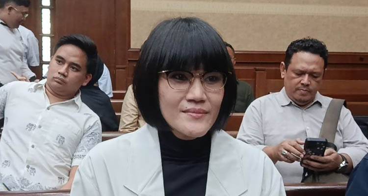 Marcella Santoso saat duduk di bangku pengunjung sidang di Pengadilan Tipikor pada Pengadilan Negeri.jpg
