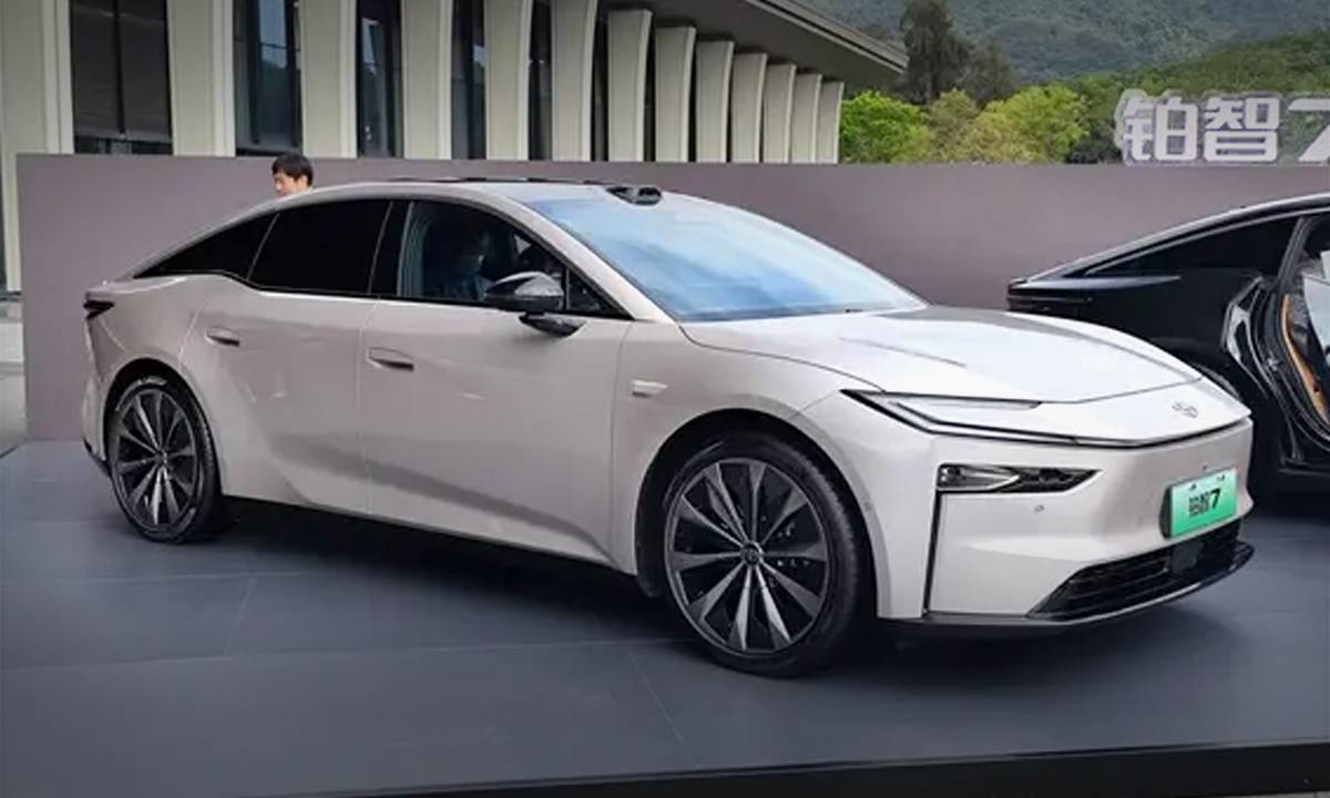 Toyota_bZ7_sedan_listrik_premium.jpg