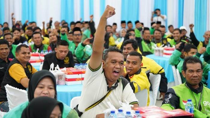 Buka puasa bersama Kapolda Riau dengan driver ojol dan mahasiswa copy2.jpg