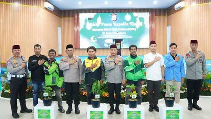 Buka puasa bersama Kapolda Riau dengan driver ojol dan mahasiswa copy3.jpg